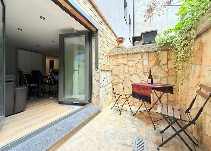 Ferienwohnung Cozy 1Br Flat Next To Ndk With Private Patio Sofia