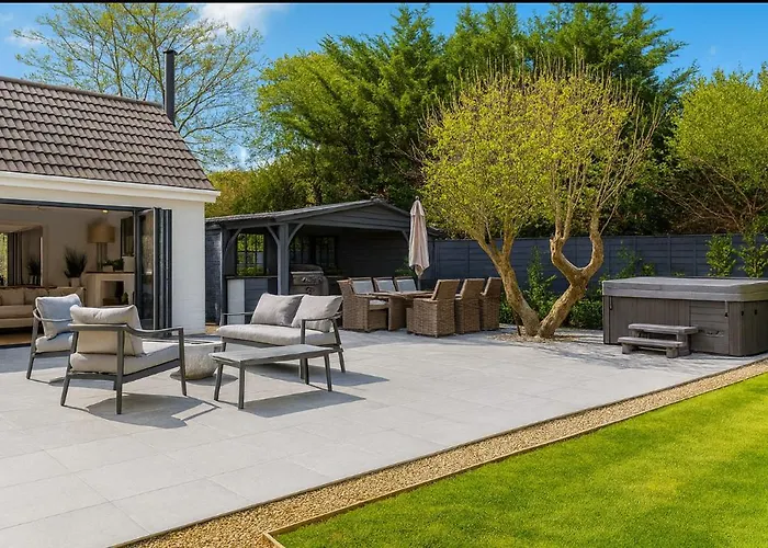 Luxury Goodwood Home, Hot Tub, 3 Bedrooms, Pet Friendly Chichester