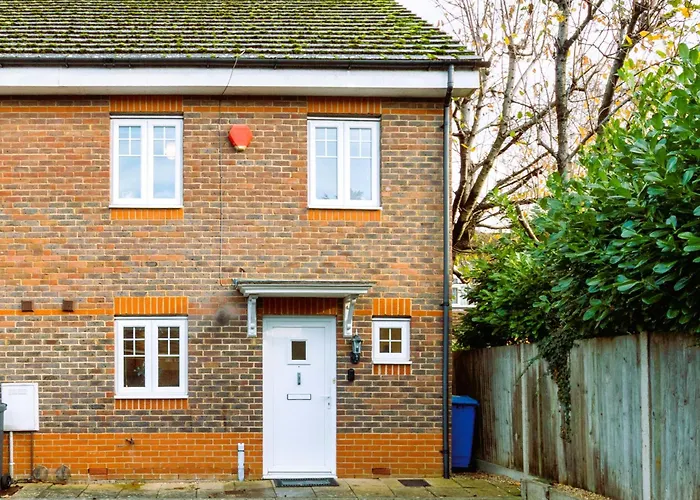 Villa Three Bed House Maidenhead - Parking