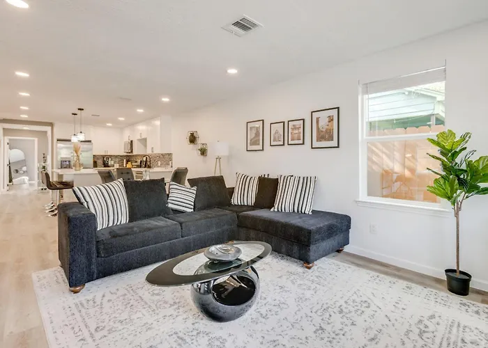 Updated Home With Hot Tub In Houstons Northside!