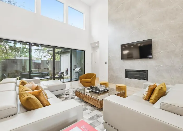 Villa Upscale Modern Living - 4Bd 4Ba Backyard & Cinema Dallas
