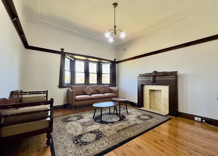 Elegant House 4 Bedrooms Walk Rail Sydney