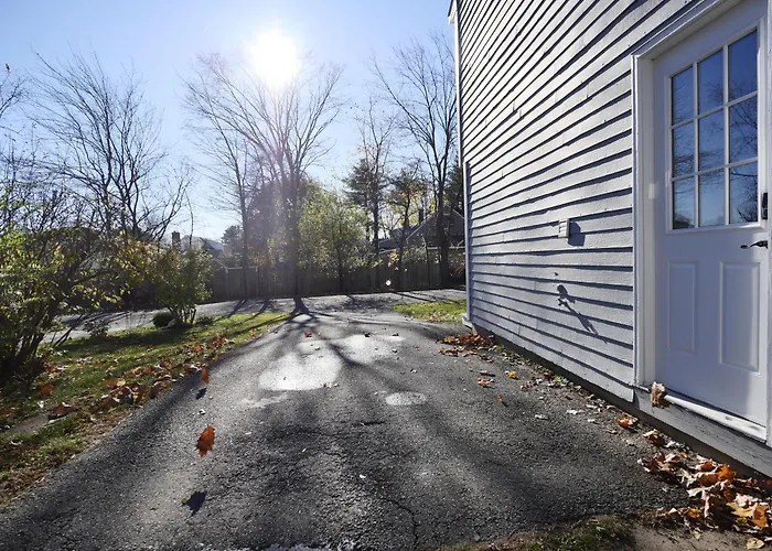 Villa 2BR WParking Full Kitchen 5 Min to Old Port Portland