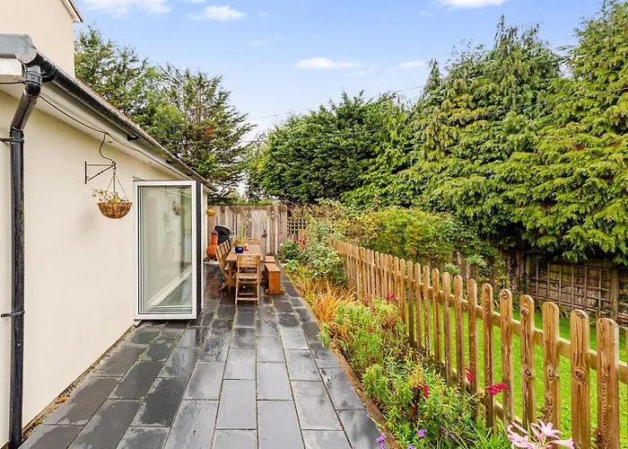 Villa Whimsical Countryside Escape With Sprawling Garden Bristol