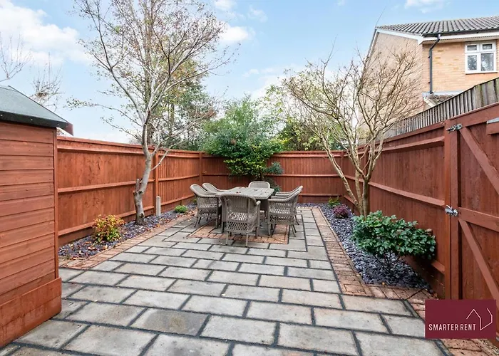 Villa Three Bed House Maidenhead - Parking
