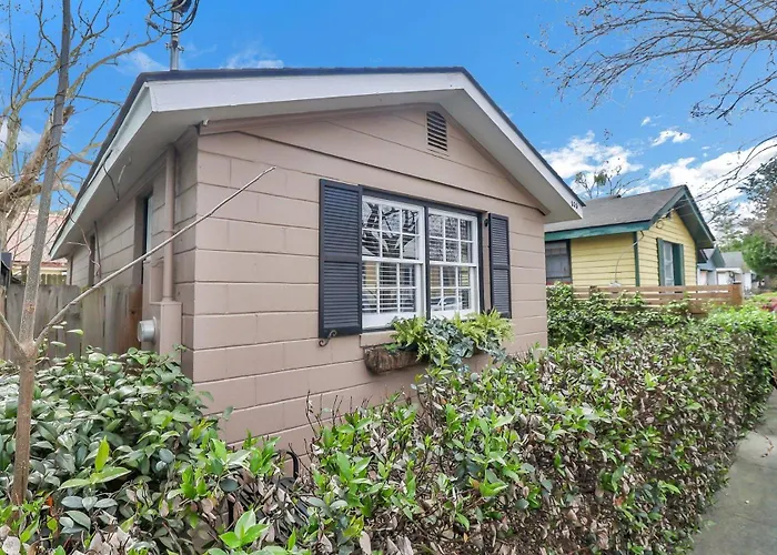 Pineapple Cottage By Lucky Savannah