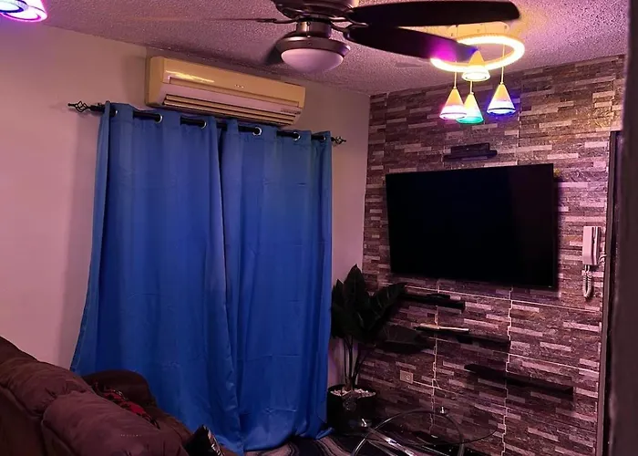 Modern Top Floor Suite Kingston