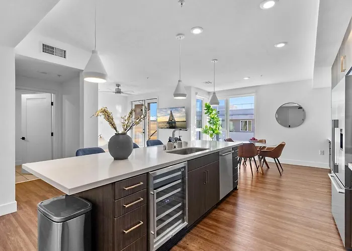 Ferienwohnung Amethyst Sky Loft - Elevated Two-Story Waterfront Los Angeles