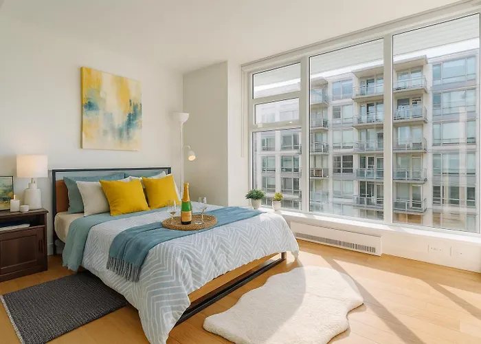 Elegant 3-Bedroom City Home Minutes To Skytrain And International Village Vancouver