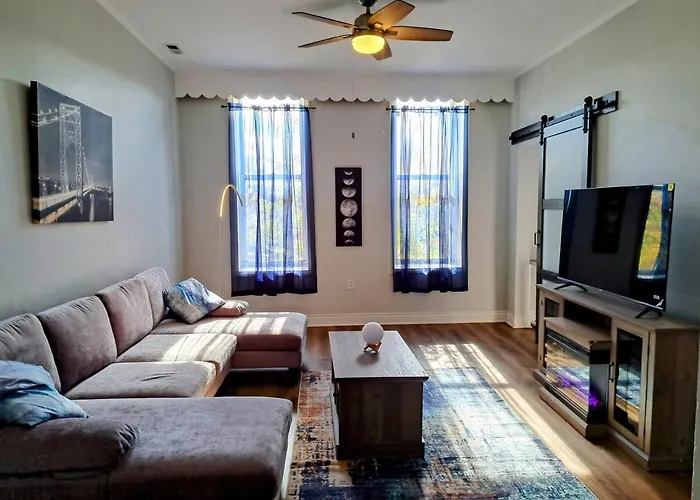 Sunny Pilsen 2 Bed 1 Bath Apt With Private Office Chicago