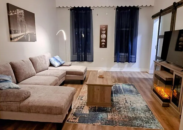 Sunny Pilsen 2 Bed 1 Bath Apt With Private Office Chicago