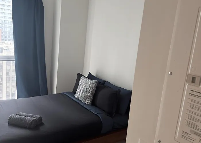 Lush 3 Bedroom Condo By Cn Tower - Free Parking Toronto
