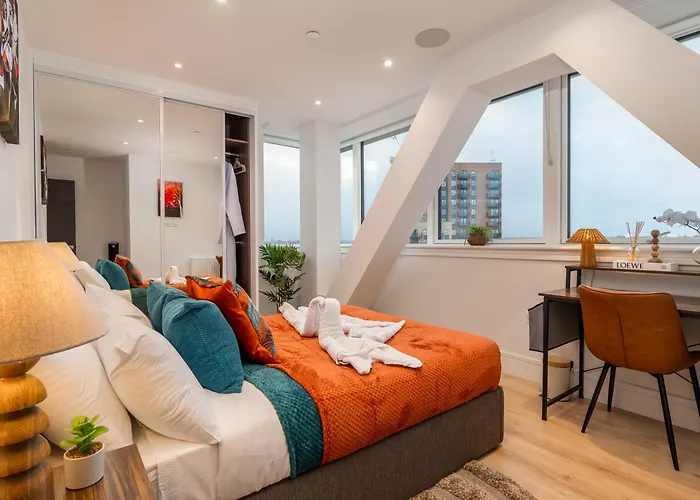Luxe Apartment With Views, Gym, Game Room & Cinema London
