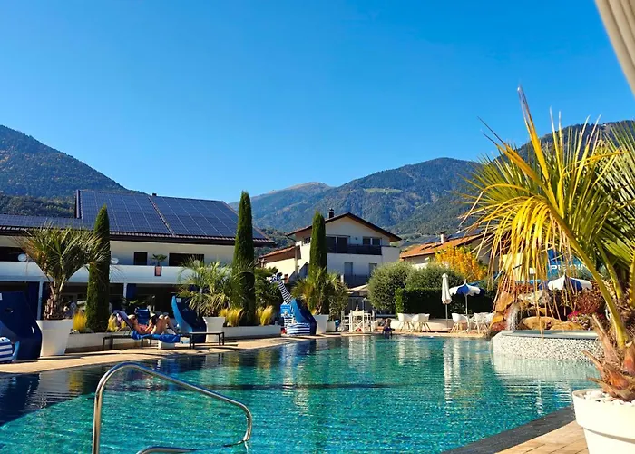 SCHLOSSHOF SÜDTIROL - Hotel&Camping Resort Lana