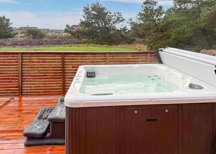 Stunning Home In Blavand With Wifi