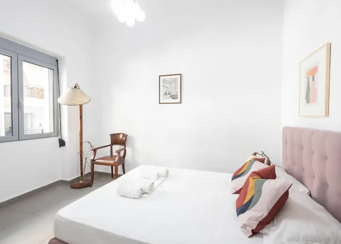 Renovated 4 Bdr House Near Acropolis - New Beds, Terrace & Green Yard Athen