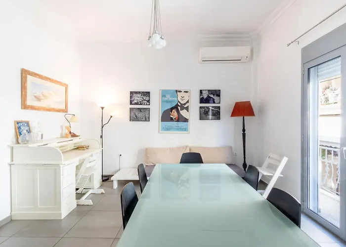 Renovated 4 Bdr House Near Acropolis - New Beds, Terrace & Green Yard Athen