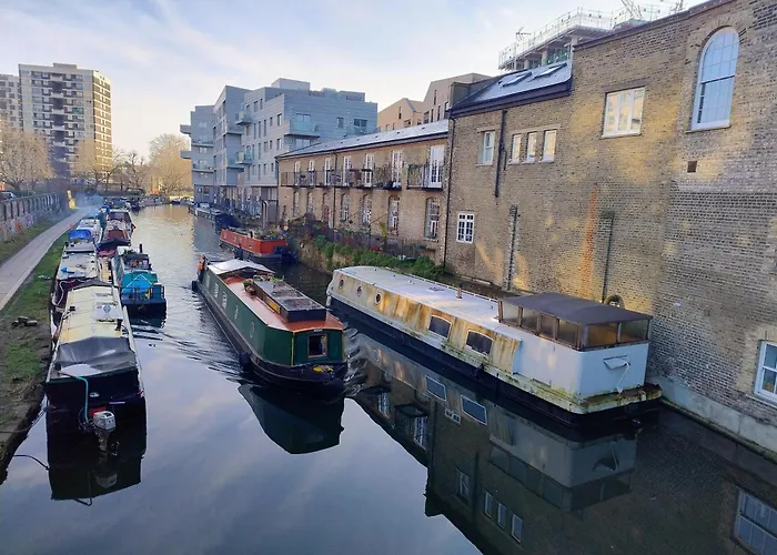 Fantastic Location Private Deluxe Ensuite Bathroom Shoreditch Hoxton Spitalfields Liverpool St London Bridge City 2 Rooms Luxury Doubles For 5 Guests,You Will Share Entrance To Apartment With Host During Your Stay,All Rooms Are Private With Secured L