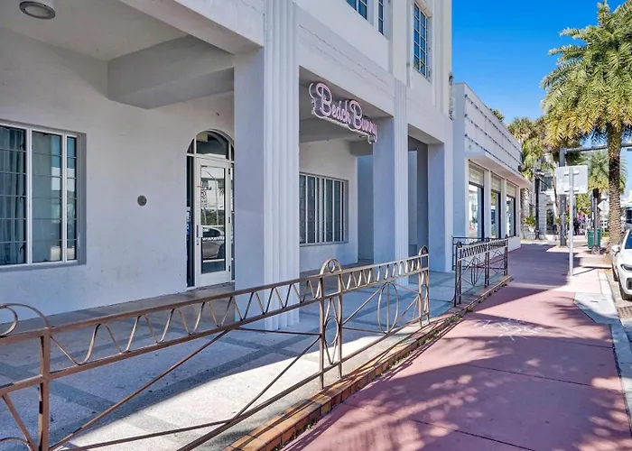 Coastal 2Br Escape | Walk To Beach & 2 Queen Beds Miami Beach