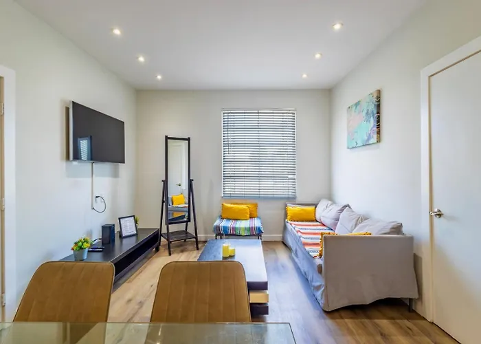Coastal 2Br Escape | Walk To Beach & 2 Queen Beds Miami Beach