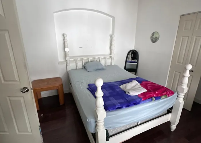 Ferienwohnung Sam Estates YYC