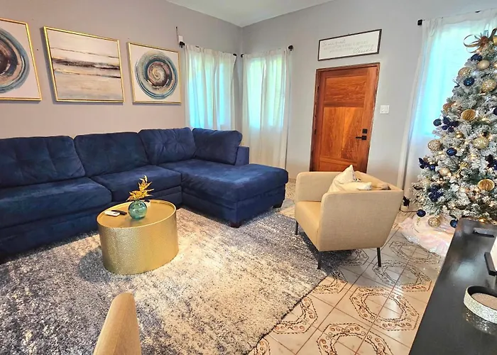 Rusty Blue Belize 2 Bedroom Sleeps 8, Hammocks, Gated Wifi & Hot Water Ladyville
