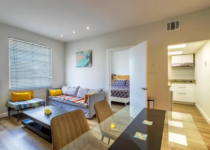 Coastal 2Br Escape | Walk To Beach & 2 Queen Beds Miami Beach