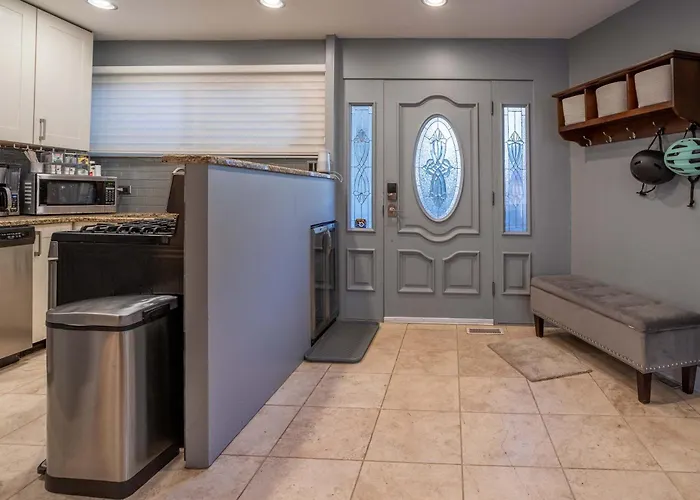 3-Story Townhome Free Parking Private Patio Washer-Dryer Chicago