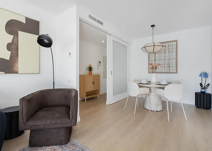 Quiet Modern 2 Bed Apartment With Balcony, Pool And Free Parking Barcelona