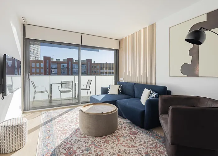 Quiet Modern 2 Bed Apartment With Balcony, Pool And Free Parking Barcelona