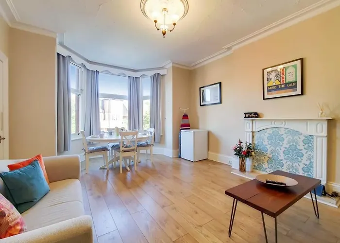 Ealing Apartment Near Walpole Park & Workspace London