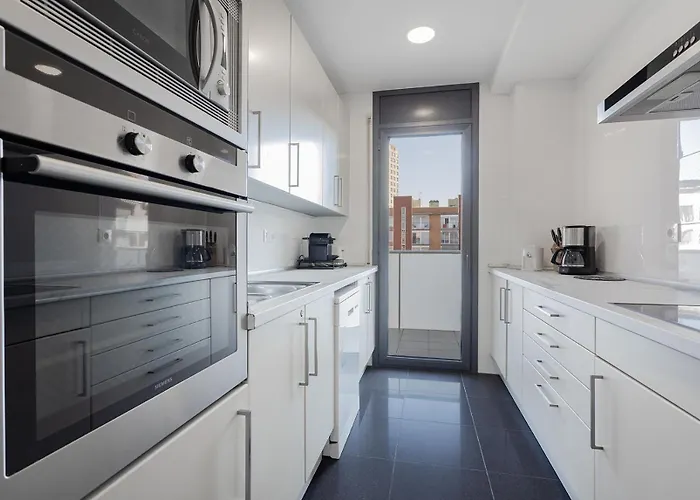 Quiet Modern 2 Bed Apartment With Balcony, Pool And Free Parking Barcelona