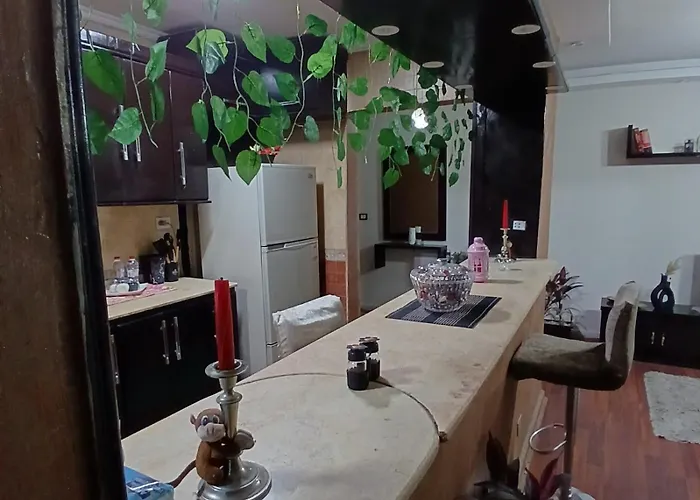 Deluxe Three-Bedroom Apartment - Near Medical Center Kairo
