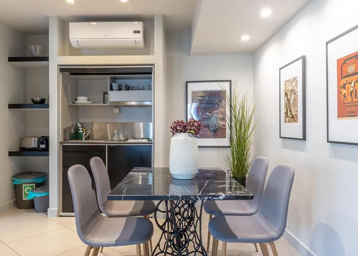 Fantastic Central Athens Suite With Shared Rooftop Deck