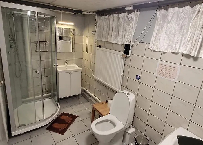 Spacious 110M2 2Br Basement Retreat, Jacuzzi, Table Tennis & Garden Access Malmö