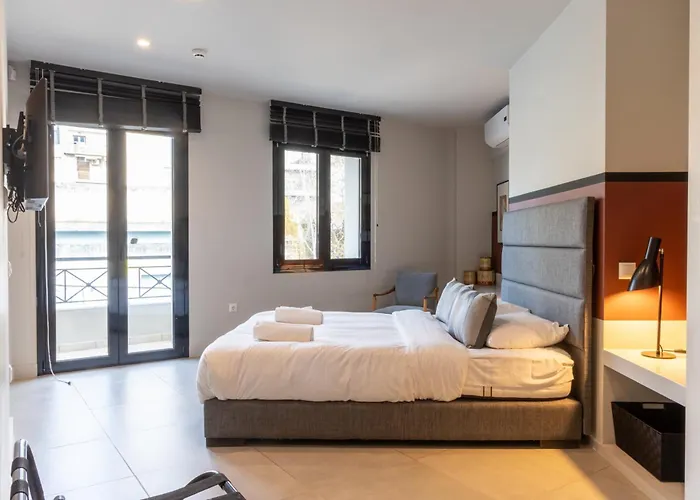 Fantastic Central Athens Suite With Shared Rooftop Deck