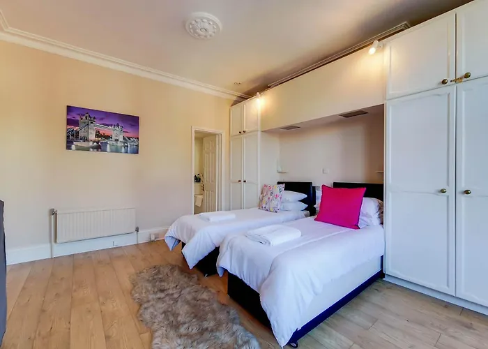 Ealing Apartment Near Walpole Park & Workspace London