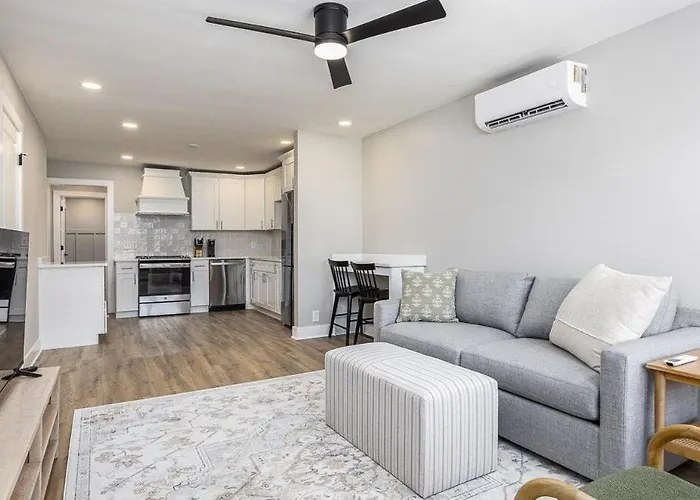 The Nomad: 4 1Brs 2 Studios 24-Guest Retreat Nashville