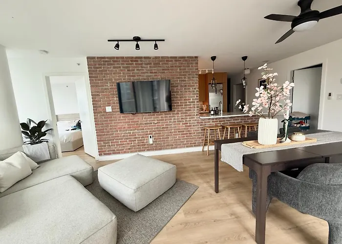 Two Bedroom Apartment With Stunning 180 Water, Mountain And City View Pool Hot Tub And Gym Heart Of Downtown Skytrain 3Mins Walk Right By Bc Place Rogers Arena Vancouver