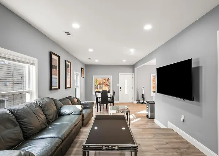 Home Near Rfk With Private Suite & Driveway Sleeps 16 Washington
