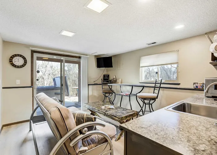 Ravine Row! Cozy Getaway W Hot Tub & Backyard Colorado Springs