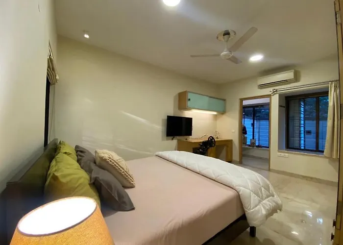 Bandra Cozy 1 Bedroom Attached Bathroom Shared Apartment Mumbai