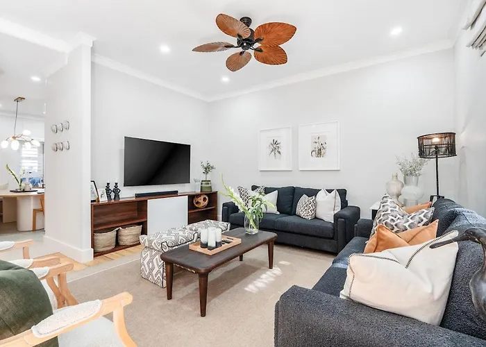 Chic, Modern 4-Bedroom Home On Buitenkant Kapstadt