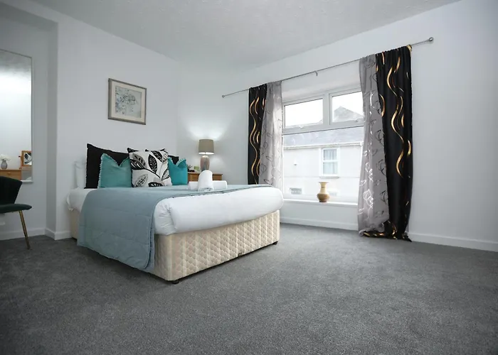 Rodney Place By N And N Stays A Spacious 4 Bedroom House With Free Parking In Swansea, Close To Beach, Great For Teams And Families Visiting The Area, Longer Stays Welcome