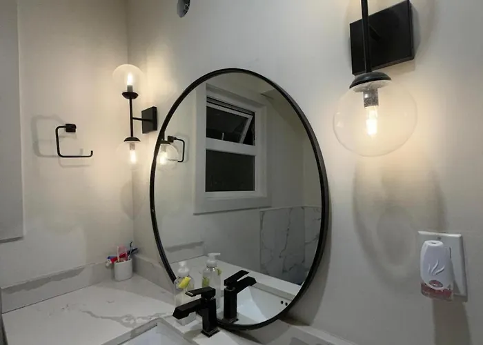 Vancouver Downtown Apartment - Walk To Skytrain & Bc Place, Free Parking