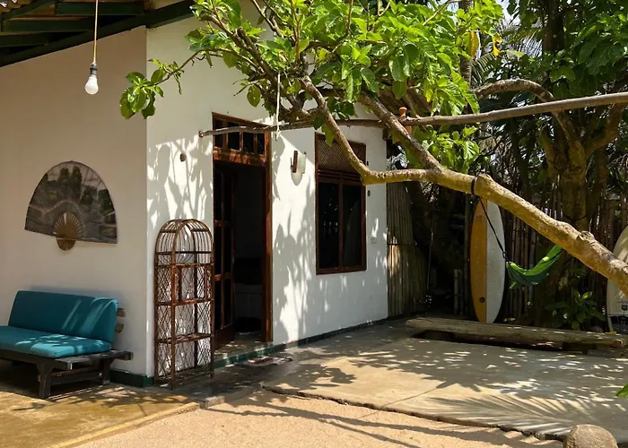 Villa Coconut Surf House Matara