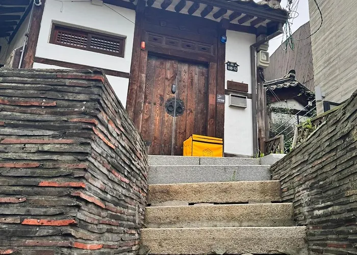 Private Hanok Samcheong 3Br 4Bed 6Pax Yard 8Table Netflix Seoul
