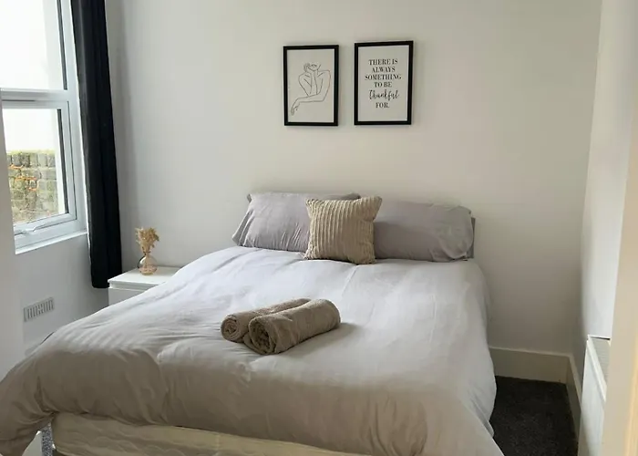 2 Bedroom Home W Private Garden London
