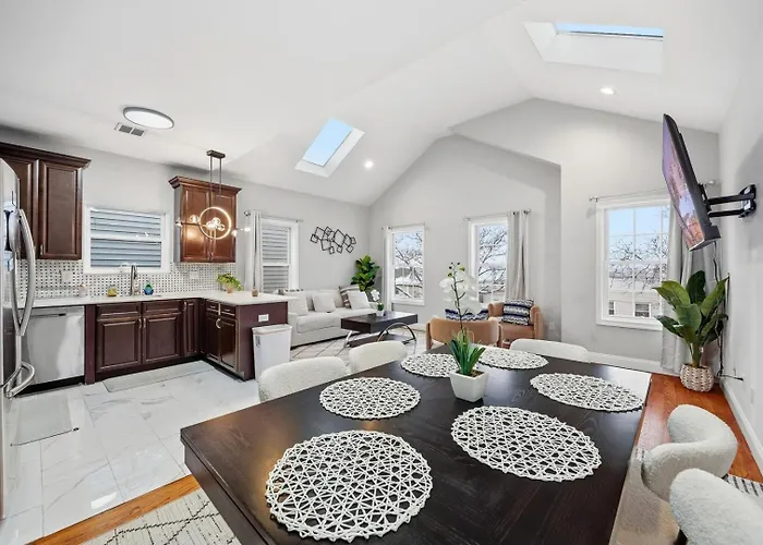 4 Bedroom • Vaulted Living • Sleeps 11 Jersey City