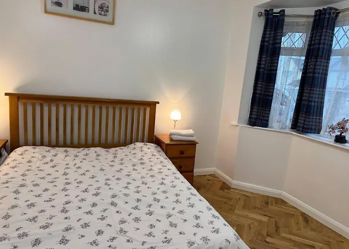 Spacious 4-Bedroom Home In Ashford, Kent - Perfect For Families And Groups